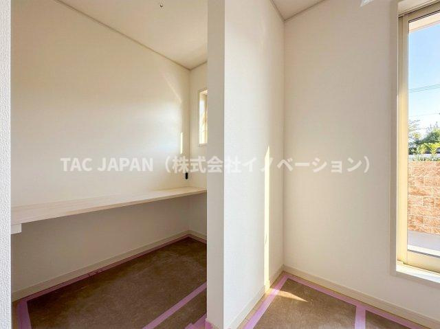 赤羽西3丁目の新築分譲の収納|ゆとりあるクローゼットと書斎やワークスペースとして活用できるカウンタースペースを備える2階の主寝室（9.2帖）。
※2号棟を撮影