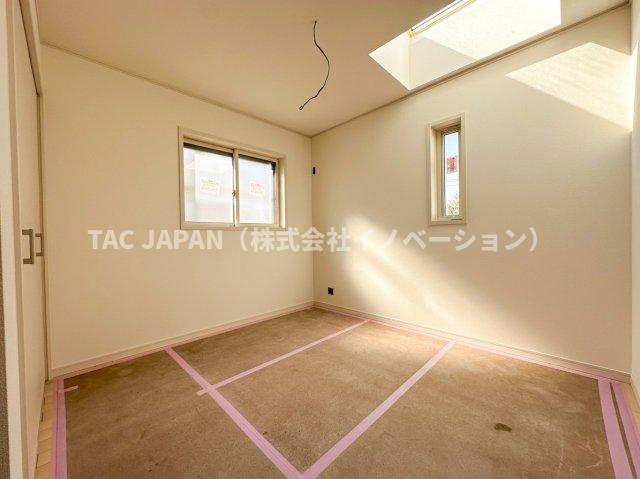 赤羽西3丁目の新築分譲の洋室|トップライト（天窓）から1日を通して明るい日差しが1階の洋室（5.7帖）。全てのお部屋に窓とクローゼットを完備していますので広さを問わず快適にお過ごしいただけます。
※2号棟を撮影