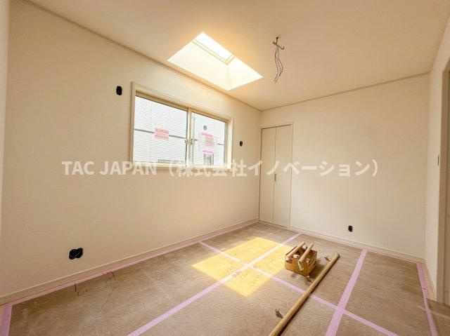 赤羽西3丁目の新築分譲の洋室|2階の中部屋（洋室5.7帖）にもトップライト（天窓）を完備。住まう方の快適性を追求した新設設計が光っています。
※2号棟を撮影