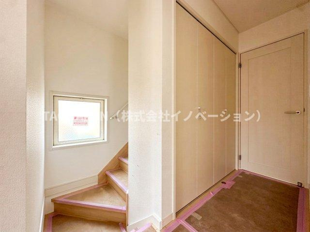 赤羽西3丁目の新築分譲の収納|豊富な収納力が自慢の赤羽西3丁目の新築分譲。2階の廊下にもクローゼットを完備しています。
※2号棟を撮影