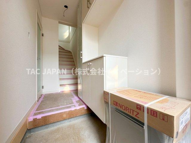 赤羽西3丁目の新築分譲の玄関|日頃からスッキリ使いたい玄関スペースには姿鏡付きの天井まで届く大きなシューズクローゼットを完備。玄関ドアの窓ガラスから日差しがそそぎ明るく清潔感ある雰囲気が創造されています。
※2号棟を撮影