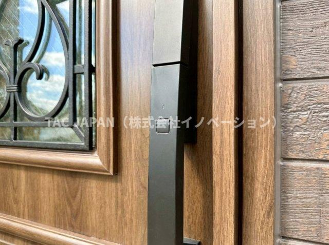 赤羽西3丁目の新築分譲の防犯設備|【カードキー】
荷物を持っている時でも、タグキーをかざすだけで解錠でき、自動的に施錠されるCAZAS（カザス）システム完備の玄関。 閉め忘れを防ぐ機能があり、防犯面で非常に有効です。
※同仕様写真。