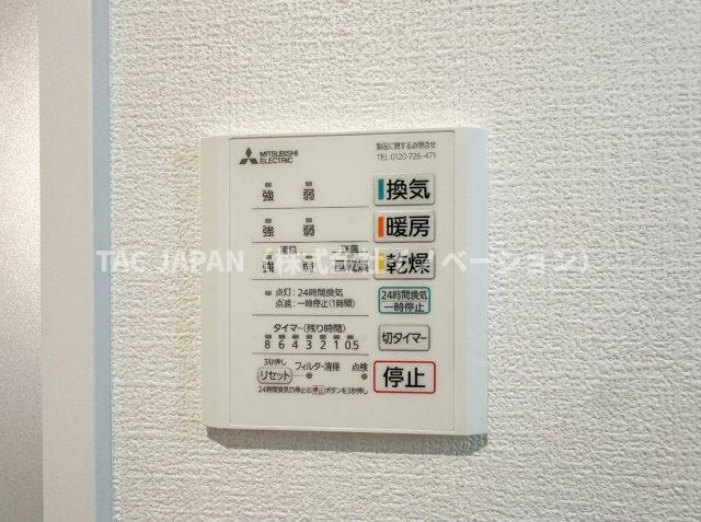 赤羽西3丁目の新築分譲の冷暖房・空調設備|【暖房付き浴室換気乾燥機】
雨のお洗濯や日頃のメンテナンスにも大活躍！ヒートショック対策も◎。
※同仕様写真。