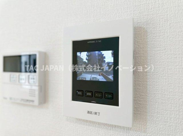 赤羽西3丁目の新築分譲の防犯設備|【モニター付きインターホン】
リビングから来訪者を確認できる現代防犯の要。
※同仕様写真。