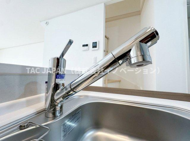赤羽西3丁目の新築分譲のキッチン|【浄水シャワー栓】
水質をワンタッチで切換えられて場所を取らない浄水シャワー栓。
※同仕様写真。