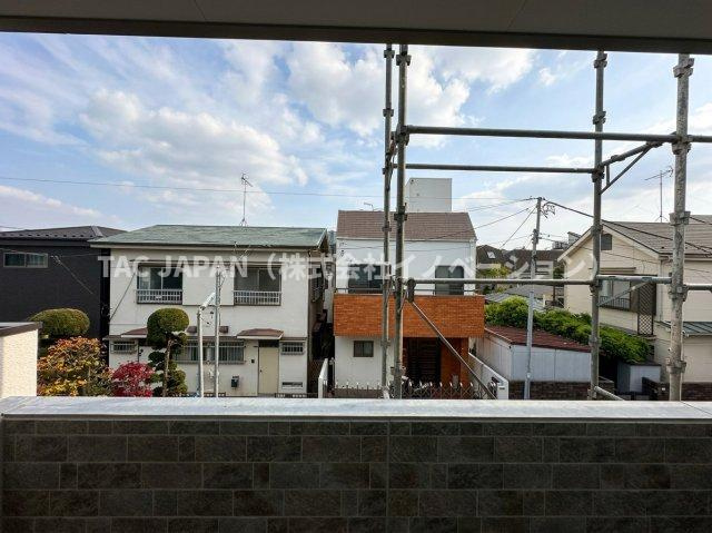 赤羽西3丁目の新築分譲の展望|どこまでも青空を見渡せる3階バルコニーからの眺望。駅から徒歩4分、周辺には小学校やスーパー・コンビニが揃う静かで落ち着いた住環境が形成されています。