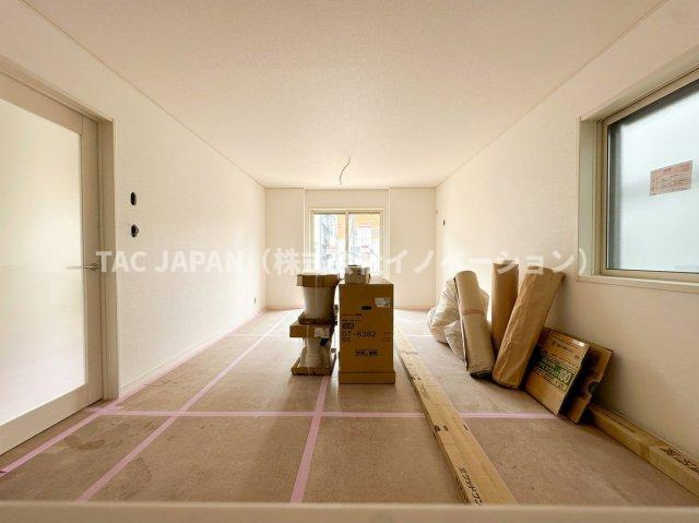 赤羽西3丁目の新築分譲の居間・リビング|挨拶の声も自然に大きく気持ちの良い毎日が過ごせる開放的な東南向きLDK（約17.9帖・カウンター完備）。四季を問わずふんだんに注ぐ心地よい朝日に包まれ気持ちの良い毎日をスタート。
※2号棟を撮影