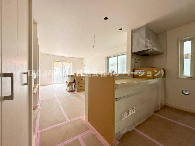 赤羽西3丁目の新築分譲の居間・リビング|便利なパントリーを備え広々としたキッチンまわり。開放的な南向きLDK（約17.9帖）。ふんだんに注ぐ朝日を望み毎日を気持ちよくスタートできます。
※2号棟を撮影