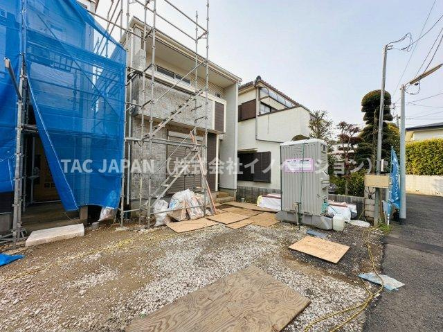 赤羽西3丁目の新築分譲の外観|フラットで停めやすく2台分のカースペースも制作可能です。交通量の少ない道路に面していますので車の運転が苦手な方でも落ち着いて出し入れ可能です。
※2号棟を撮影