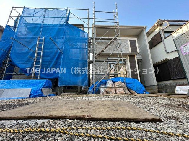 赤羽西3丁目の新築分譲の外観|フラットで停めやすく2台分のカースペースも制作可能です。交通量の少ない道路に面していますので車の運転が苦手な方でも落ち着いて出し入れ可能です。
※1号棟を撮影