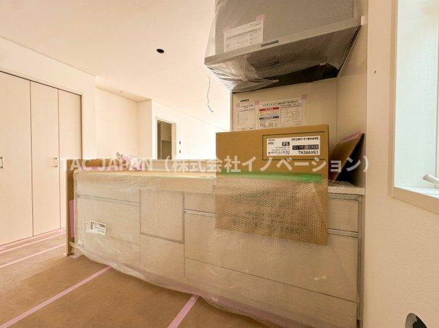 赤羽西3丁目の新築分譲のキッチン|食事の時間がバラバラでも最後の人がスイッチONで洗い物が完結できるビルトイン食器洗浄乾燥機・便利な浄水シャワー栓・お料理の幅が広がる三口コンロ、便利なパントリーも完備しています。
※2号棟を撮影