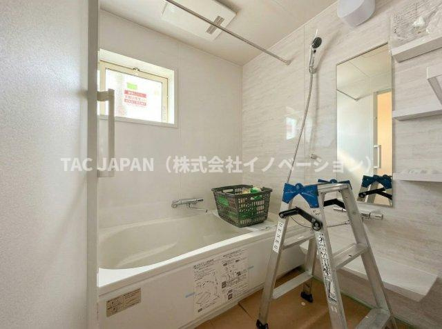 赤羽西3丁目の新築分譲の浴室|ワンタッチでお湯張りや追炊ができるオートバスと足を伸ばせる浴槽で24時間いつでも快適にリフレッシュ。雨のお洗濯や日頃のメンテナンスなどに役立つ浴室換気乾燥機もしっかり完備しています。
※2号棟を撮影