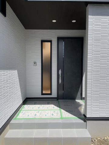 女鳥羽2丁目　新築建売住宅の玄関