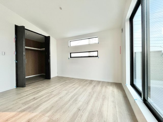 杉並区南荻窪1丁目　新築戸建の洋室|全居室２面採光のため、日差しが差し込む明るいお部屋です！

現地ご見学希望・資料請求などお気軽にお問い合わせ下さい！
03-5990-5201