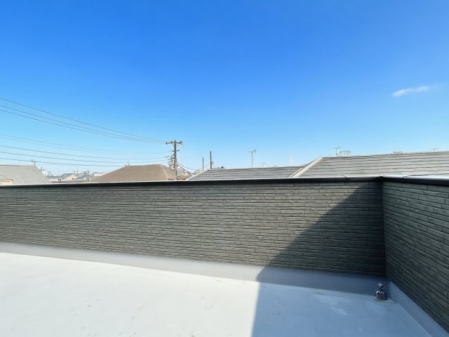 杉並区南荻窪1丁目　新築戸建のバルコニー|お洗濯物の取り込みもラクラク。2部屋から出入り可能なバルコニー！

現地ご見学希望・資料請求などお気軽にお問い合わせ下さい！
03-5990-5201