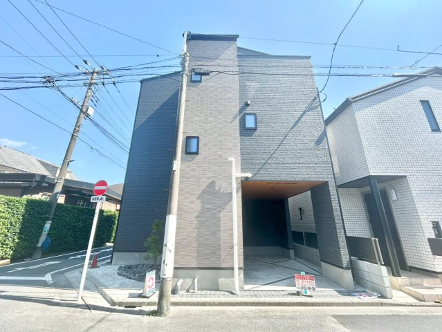 杉並区南荻窪1丁目　新築戸建の前面道路含む現地写真|カースペースは2台駐車可能！セカンドカーはもちろん、ゲストを招く際の駐車スペースとしても活躍。

現地ご見学希望・資料請求などお気軽にお問い合わせ下さい！
03-5990-5201
