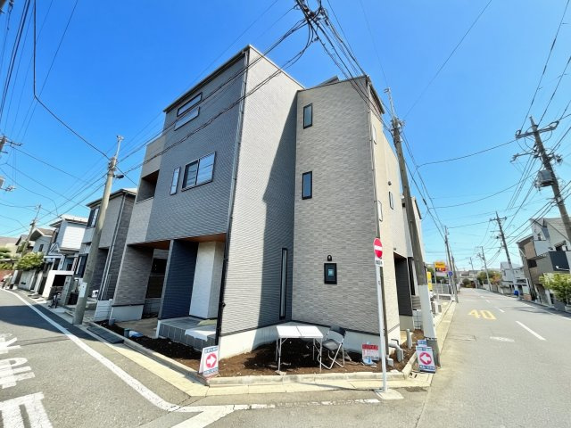 杉並区南荻窪1丁目　新築戸建の前面道路含む現地写真|開放感溢れる角地です。

現地ご見学希望・資料請求などお気軽にお問い合わせ下さい！
03-5990-5201