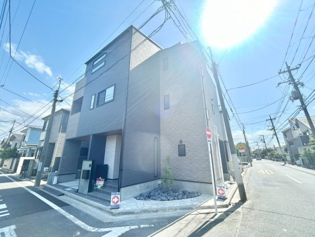 杉並区南荻窪1丁目　新築戸建の前面道路含む現地写真|開放感溢れる角地です。

現地ご見学希望・資料請求などお気軽にお問い合わせ下さい！
03-5990-5201