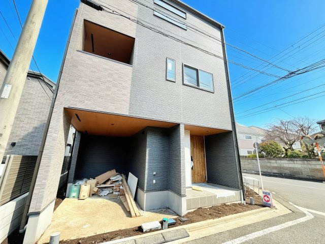 杉並区南荻窪1丁目　新築戸建の外観|迫力のあるシックな外観が特徴の新築戸建。

現地ご見学希望・資料請求などお気軽にお問い合わせ下さい！
03-5990-5201