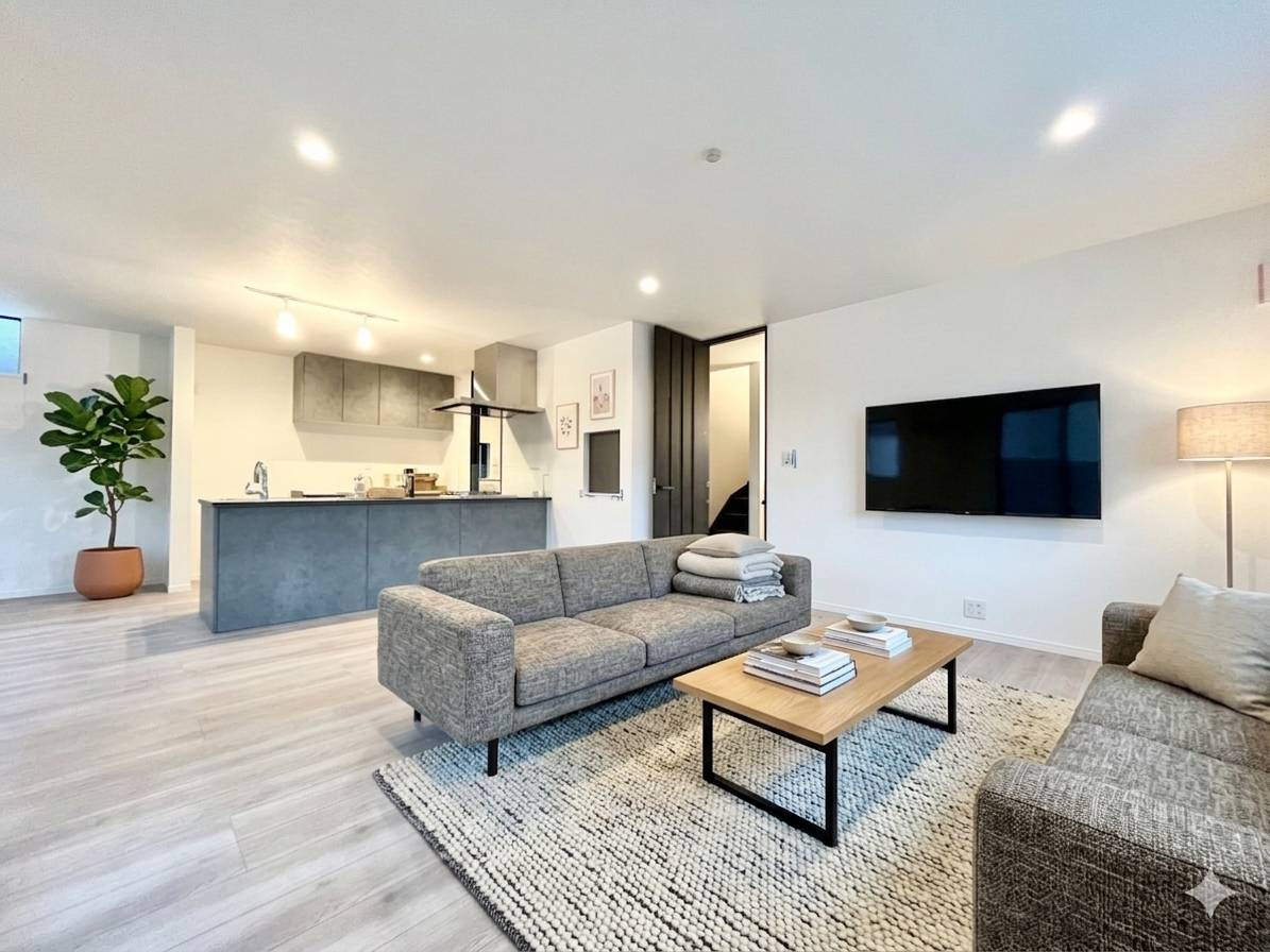 杉並区南荻窪1丁目　新築戸建の居間・リビング|22帖の広いリビングはご家族が自然と集まる居心地の良い空間。（家具は全てCGです。）

現地ご見学希望・資料請求などお気軽にお問い合わせ下さい！
03-5990-5201