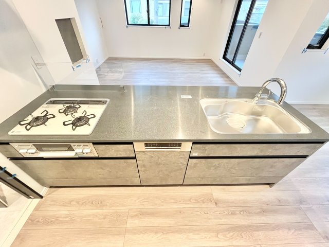 杉並区南荻窪1丁目　新築戸建のキッチン|お料理をしながらご家族の様子を見渡せる対面式キッチン。ビルトイン食洗機付きで家事の負担を軽減します。

現地ご見学希望・資料請求などお気軽にお問い合わせ下さい！
03-5990-5201