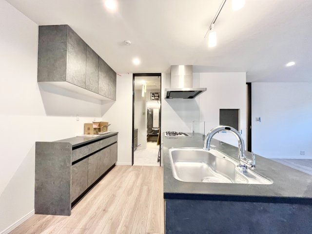 杉並区南荻窪1丁目　新築戸建のキッチン|対面式キッチンには、色合いやデザインを合わせたカップボードを設置しているため食器棚いらず。

現地ご見学希望・資料請求などお気軽にお問い合わせ下さい！
03-5990-5201