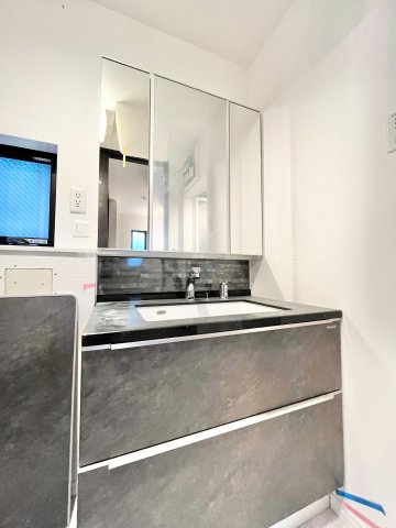 杉並区南荻窪1丁目　新築戸建の独立洗面台|三面鏡の裏には収納が付いているため、スムーズに身支度が完了します！

現地ご見学希望・資料請求などお気軽にお問い合わせ下さい！
03-5990-5201