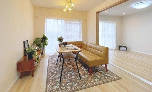 上尾ハウス２号棟の居間・リビング|ゆったり過ごせる居間です