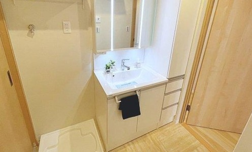 上尾ハウス２号棟の独立洗面台|朝の支度にも助かる、独立の洗髪洗面化粧台