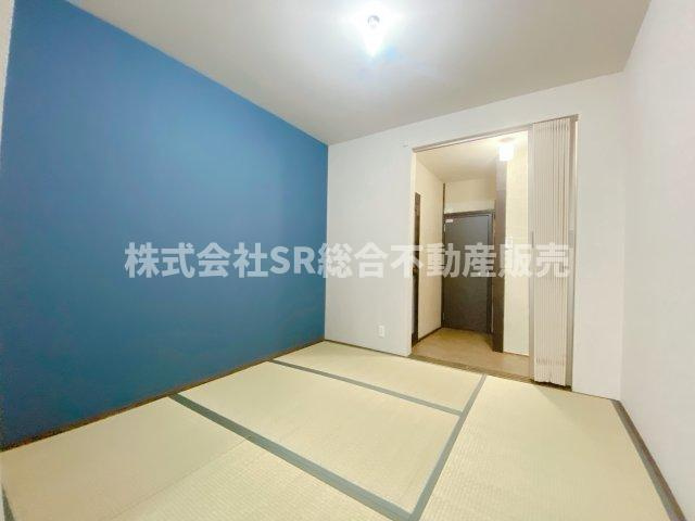 六万寺町1丁目中古テラスハウスの和室|1F・4.5帖和室。アクセントクロスがポイントです♪客間としてもお使いいただけます！