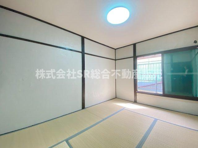 六万寺町1丁目中古テラスハウスの子供部屋|2F・6帖和室。大きな窓から採光がたっぷり入る明るいお部屋です！