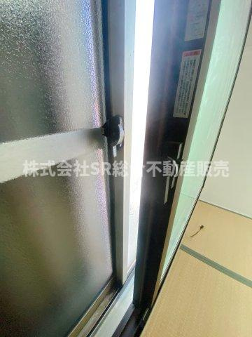 六万寺町1丁目中古テラスハウスの内装|2Fのお部屋の窓は2重サッシで断熱・防音・防犯効果のメリットがあります！