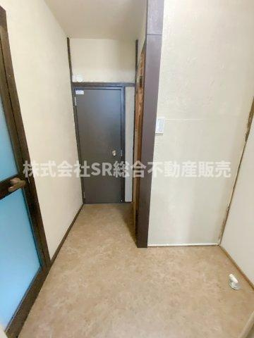 六万寺町1丁目中古テラスハウスの脱衣所|脱いだ洋服はそのまま洗濯機へ。脱衣スペースは狭めです。