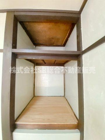 六万寺町1丁目中古テラスハウスの脱衣所|脱いだ洋服はそのまま洗濯機へ。脱衣スペースは狭めです。