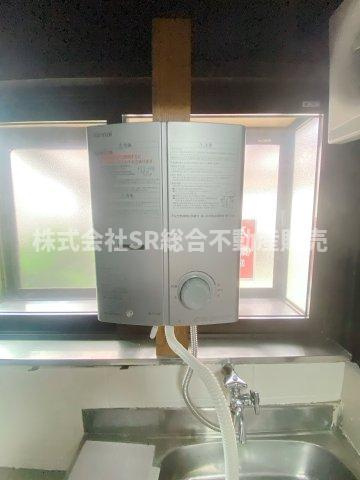 六万寺町1丁目中古テラスハウスのキッチン|瞬間湯沸かし器♪