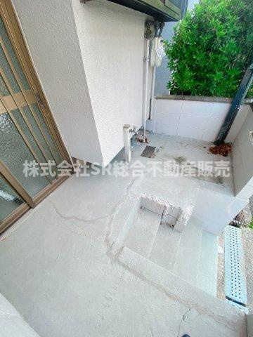 六万寺町1丁目中古テラスハウスのその他共用部分|植木鉢、ゴミ箱、お子様の外用おもちゃ等を置けるスペースがあります！