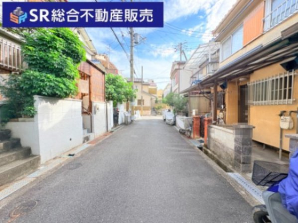 六万寺町1丁目中古テラスハウスの前面道路含む現地写真|周辺は閑静な住宅街です。瓢箪山駅まで徒歩約20分程で、コンビニ・小学校等が徒歩10分圏内にございます♪スーパーは万代が徒歩11分程です＾＾