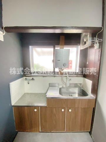 六万寺町1丁目中古テラスハウスのキッチン|コンパクトなキッチンで掃除も楽です♪