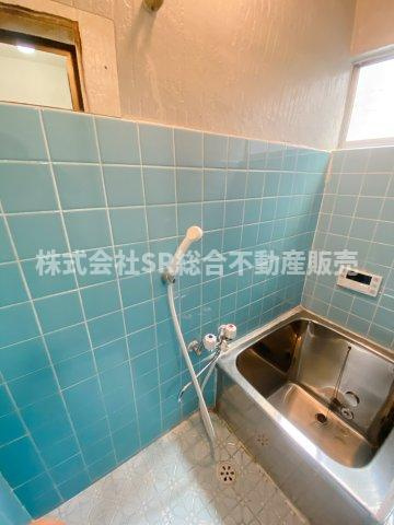 六万寺町1丁目中古テラスハウスの浴室|お風呂には窓もあり、換気がバッチリとできます☆