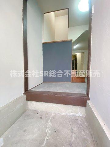 六万寺町1丁目中古テラスハウスの玄関|玄関は広めで明るいです♪