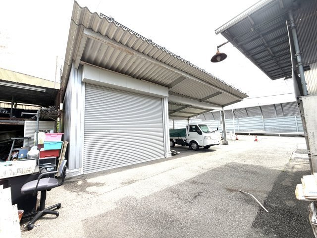 事務所兼倉庫　神戸市西区玉津町水谷262のその他|駐車スペースとシャッター付き倉庫です