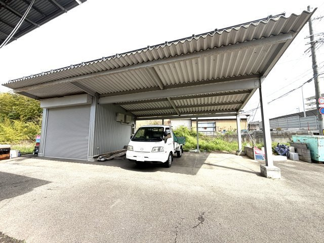 事務所兼倉庫　神戸市西区玉津町水谷262のその他|駐車スペースとシャッター付き倉庫です