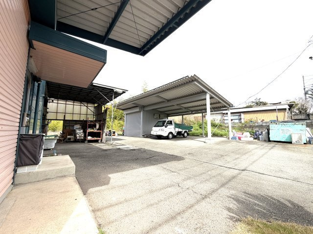 事務所兼倉庫　神戸市西区玉津町水谷262のその他|屋根付き駐車スペースもあります