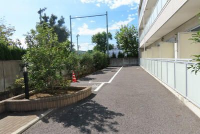 リブリ・フラムドールの駐車場