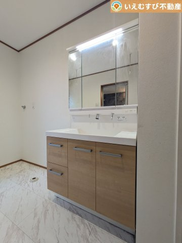 熊谷市上之　中古戸建の独立洗面台|3面ミラーの後ろは収納スペースを完備
生活感のあるものは隠して、スッキリシンプルな洗面台に！清潔感のある空間♪