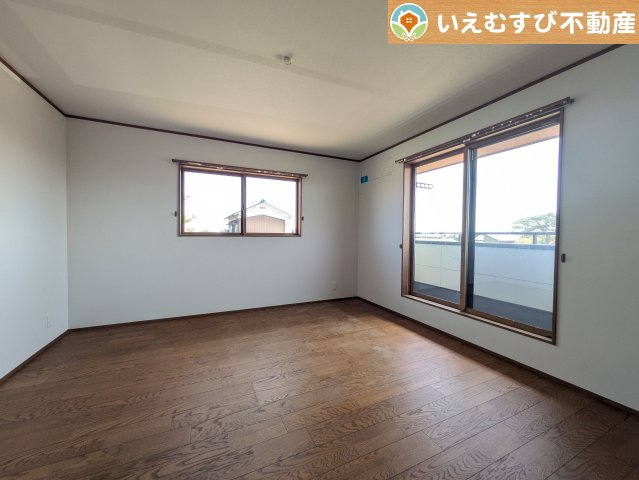 熊谷市上之　中古戸建の洋室|シンプルで明るいお部屋
2面採光で日当り良好！シンプルなお部屋なので自分で家具を選ぶのが楽しみですね！