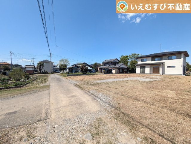 熊谷市上之　中古戸建の前面道路含む現地写真|充分な広さの4ｍ前面道路
間口が広くお車の出し入れも問題なく行えるスペースが確保されています♪