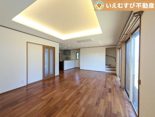 熊谷市上之　中古戸建の居間・リビング