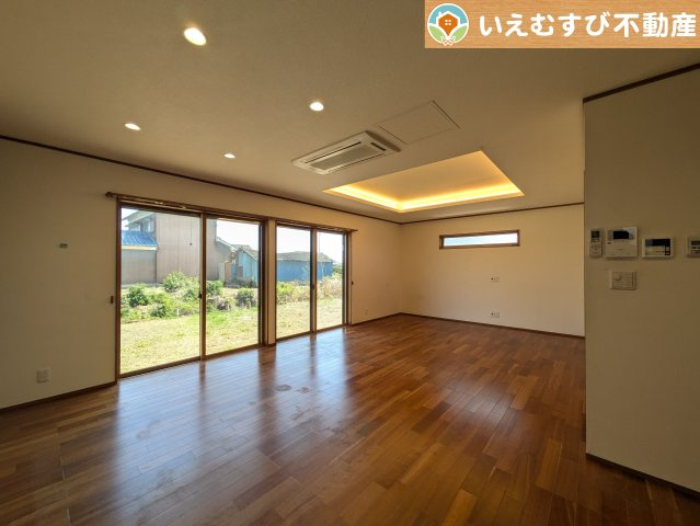 熊谷市上之　中古戸建の居間・リビング|ナチュラルな色合いで落ち着いた印象のリビングダイニング
ぬくもりのあるナチュラルな空間。グリーンを飾っても相性が良さそうですね♪