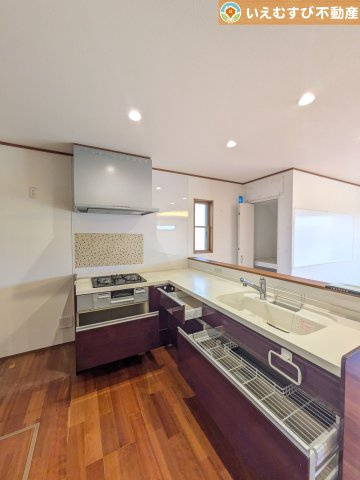 熊谷市上之　中古戸建のキッチン|リビングのお子様を見守りながらお料理ができる対面キッチン
様子を見たり会話をしながら過ごせるキッチンで楽しく料理ができますね！